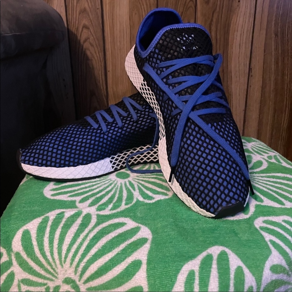 NWOT Men’s Adidas Sneakers